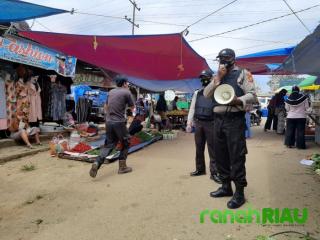 Polsek Ukui Sosialisasi Adaptasi Kebiasaan Baru dipasar tradisional